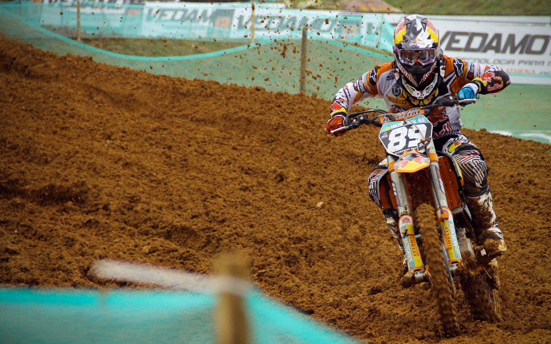 爱游戏官方-西甲至尊对决：进攻与防守的极致较量，西甲争冠分析